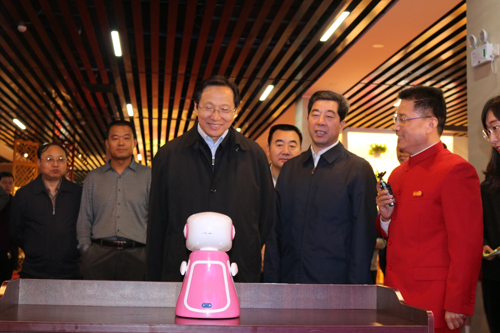 農業(yè)部長(cháng)韓長(cháng)賦與好想你智能機器人“紅紅”互動(dòng)_副本.jpg