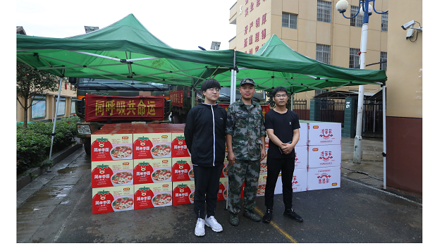 上前線(xiàn)送溫暖，好想你集團赴固始縣慰問(wèn)抗洪一線(xiàn)人民子弟兵