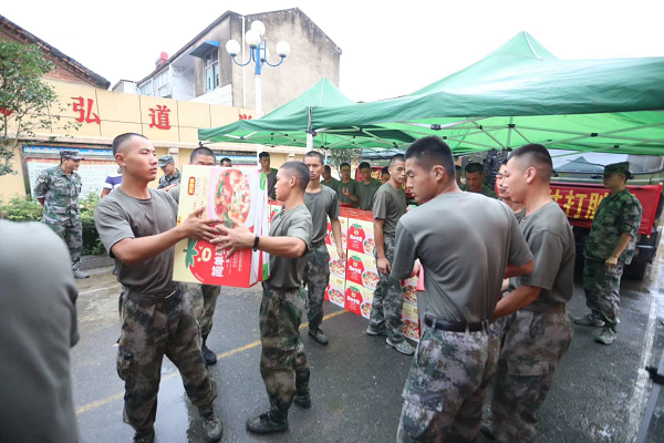 上前線(xiàn)送溫暖，好想你集團赴固始縣慰問(wèn)抗洪一線(xiàn)人民子弟兵