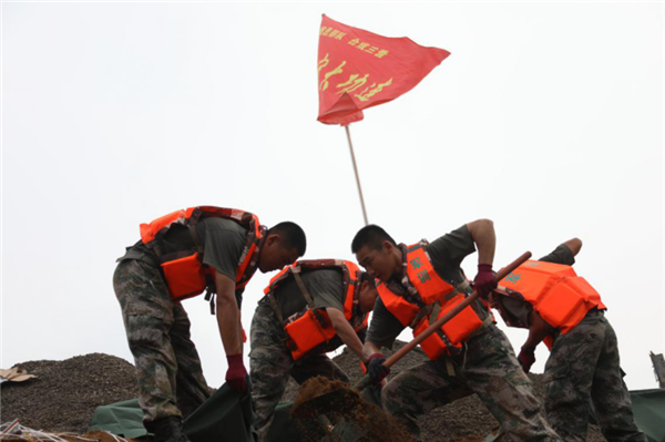 上前線(xiàn)送溫暖，好想你集團赴固始縣慰問(wèn)抗洪一線(xiàn)人民子弟兵